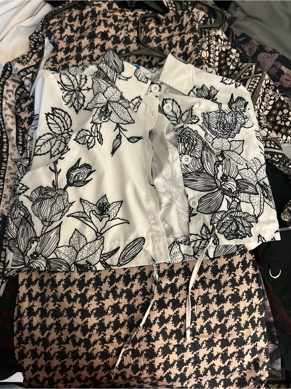 4-25$ Black & White Floral Button-Up Crop Top